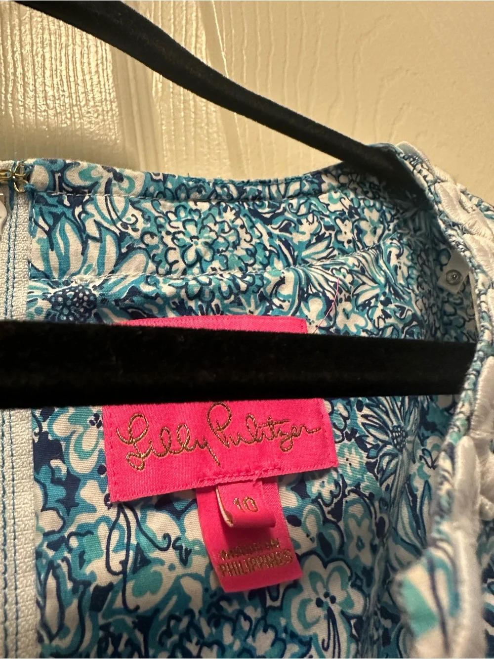 Lilly Pulitzer Gulianna
Stretch Shift Dress in Cumulus Blue Blooming Together - Picture 6 of 10